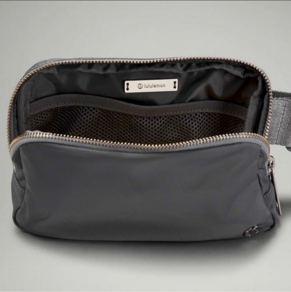 Lululemon carry everything bag dark grey NWOT - Picture 3 of 4